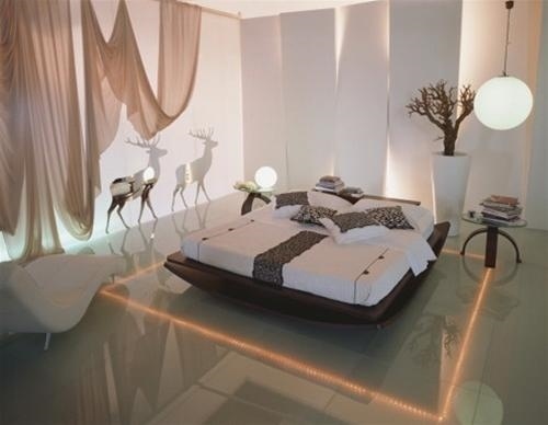 Phòng ngủ biến hóa với ánh đèn.